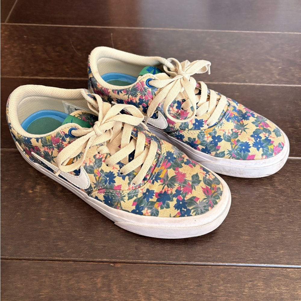 Youth Size 5 Nike Shoes